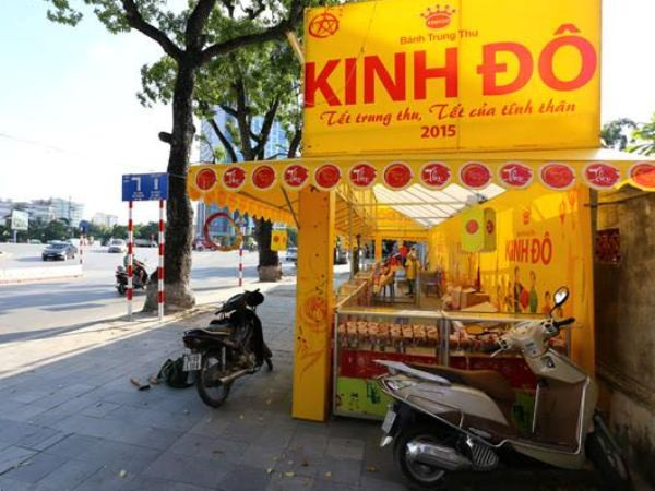 Sẽ xử lý cán bộ cấp phép cho quầy bánh Trung thu lấn chiếm vỉa hè ảnh 1