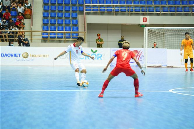 Pha đi bóng của đội tuyển Việt Nam. (Ảnh: Nguyễn Chinh/TTXVN) Đội tuyển nam của Futsal Việt Nam giành chiến thắng 4-0 trước Myanmar ảnh 1