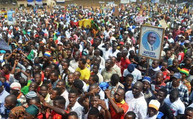 Bạo lực bùng phát trong biểu tình tại ngoại ô thủ đô Guinea ảnh 1