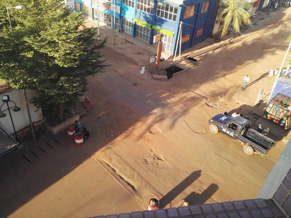 Cảnh sát Mali vây ráp bên ngoài khách sạn Radisson Blu ở Bamako ngày 20/11. (Nguồn: THX/TTXVN) Vụ khủng bố tại khách sạn ở Mali: Hai người bị bắn trọng thương ảnh 1