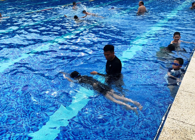 Hà Nội: Những “kình ngư nhí” thích thú với khóa học bơi lội dịp Hè ảnh 1