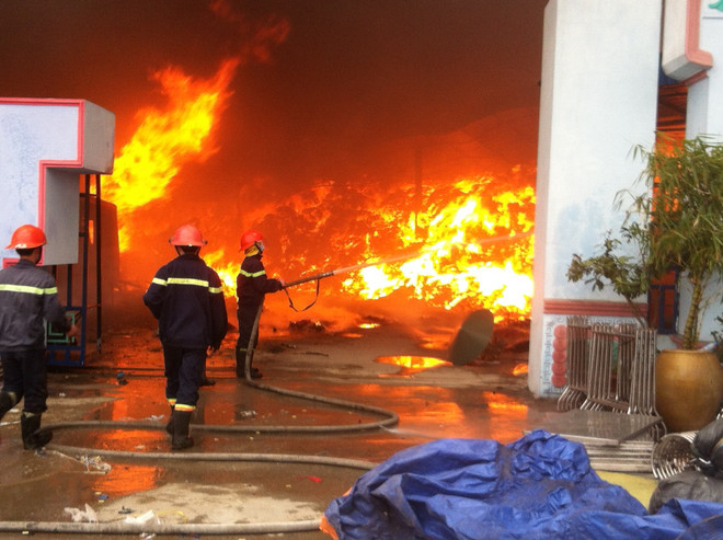 Ninh Thuận: Cháy lớn tại cửa hàng kinh doanh văn phòng phẩm ảnh 1