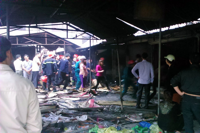 Hóa vàng gây hỏa hoạn lớn tại chợ Kinh Môn ở Hải Dương ảnh 1