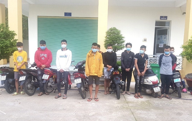 Nhóm thanh niên tham gia cổ vũ đua xe trái phép giữa mùa dịch COVID-19, bị phát hiện xử lý tại Đồng Nai ngày 9/6. (Ảnh : TTXVN phát) Xử lý nghiêm các đối tượng đua xe trái phép tại các địa phương ảnh 1