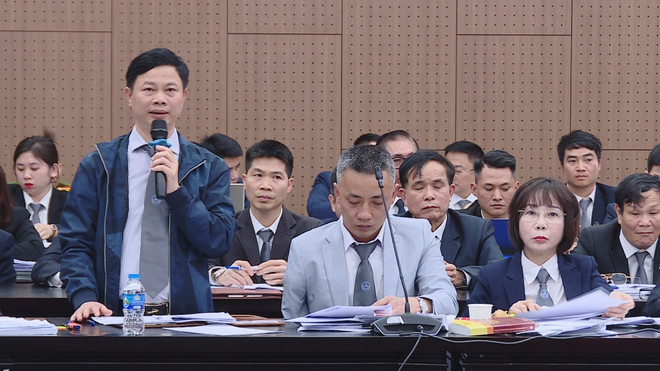 Luật sư bào chữa tham gia tranh luận với đại diện Viện Kiểm sát giữ quyền công tố tại phiên tòa. (Ảnh: TTXVN) ttxvn_vu_tan_hoang_minh_2301-3.jpg