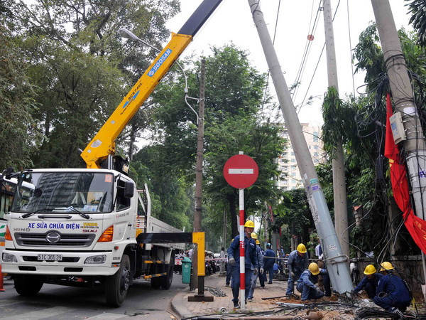 Xe container kéo đổ cột điện gây ùn tắc giao thông nghiêm trọng ảnh 1