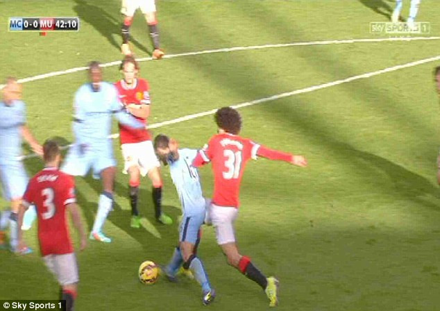 M.U được "cứu" 3 quả phạt đền trong trận derby thành Manchester? ảnh 2