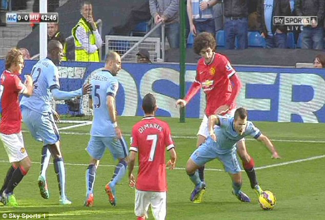 M.U được "cứu" 3 quả phạt đền trong trận derby thành Manchester? ảnh 3