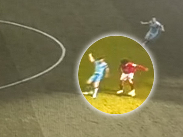 Fellaini tái hiện pha đi bóng mang thương hiệu Zinedine Zidane ảnh 1