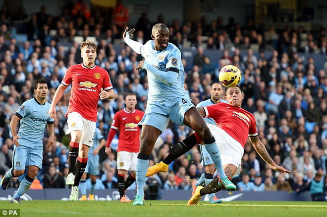 M.U được "cứu" 3 quả phạt đền trong trận derby thành Manchester? ảnh 1