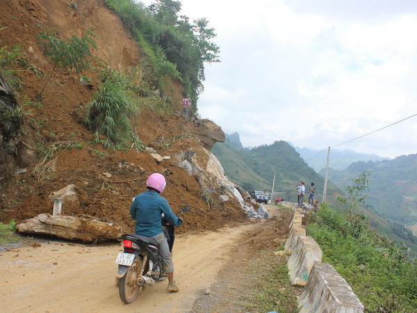 Mưa lũ và sạt lở đất làm 12 người chết, thiệt hại trên 20 tỷ đồng ảnh 1