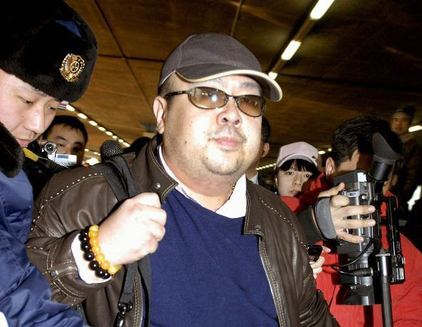 Người đàn ông được cho là Kim Jong-nam (giữa) tại sân bay Bắc Kinh, Trung Quốc ngày 11/2/2007. (Nguồn: AFP/TTXVN) Nhật Bản cung cấp dấu vân tay ông Kim Jong-nam cho Malaysia ảnh 1
