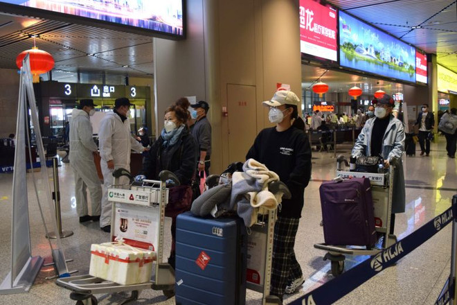Hành khách đeo khẩu trang chống COVID-19 tại sân bay ở Hắc Long Giang. (Nguồn: Reuters) Trung Quốc siết chặt quy định tại các khu vực gần biên giới với Nga ảnh 1