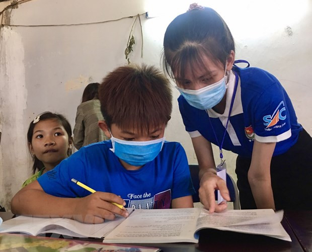 Các sinh viên tình nguyện thuộc đội hình Gia sư áo xanh dạy học miễn phí cho học sinh nghèo tại phường Thảo Điền (thành phố Thủ Đức). (Ảnh: Hồng Giang/TTXVN) TP.HCM đồng hành với học sinh vượt khó khăn do dịch COVID-19 ảnh 2