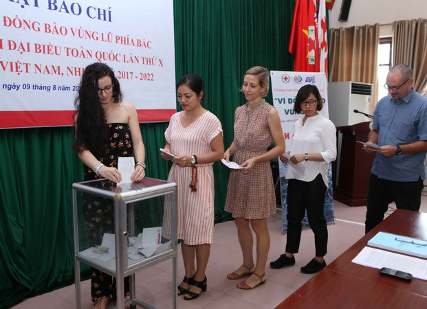 Phát động chương trình nhắn tin chia sẻ với đồng bào vùng lũ ảnh 2