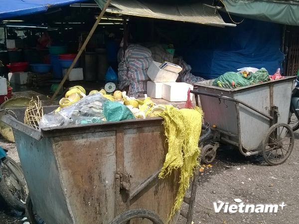 Xử lý dứt điểm việc người dân đưa rác thải vào trụ sở Ủy ban xã ảnh 1