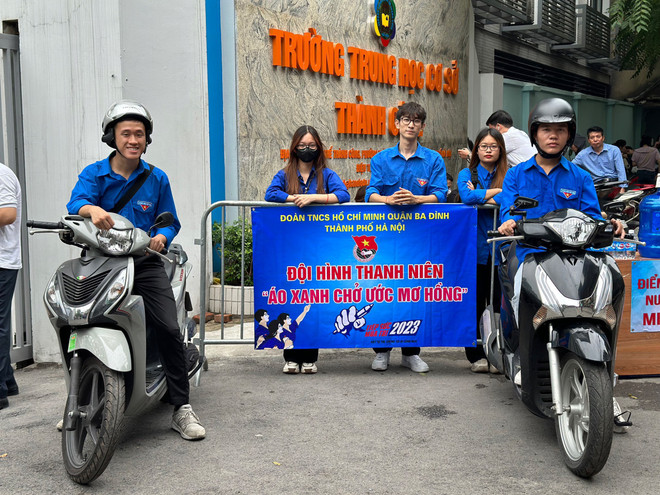 Đội hình 'Áo xanh chở ước mơ hồng' hỗ trợ đứa đón các sỹ tử. (Ảnh: PV/Vietnam+) Tuổi trẻ Thủ đô ra quân tiếp sức cho các sỹ tử trong kỳ thi vào lớp 10 ảnh 6