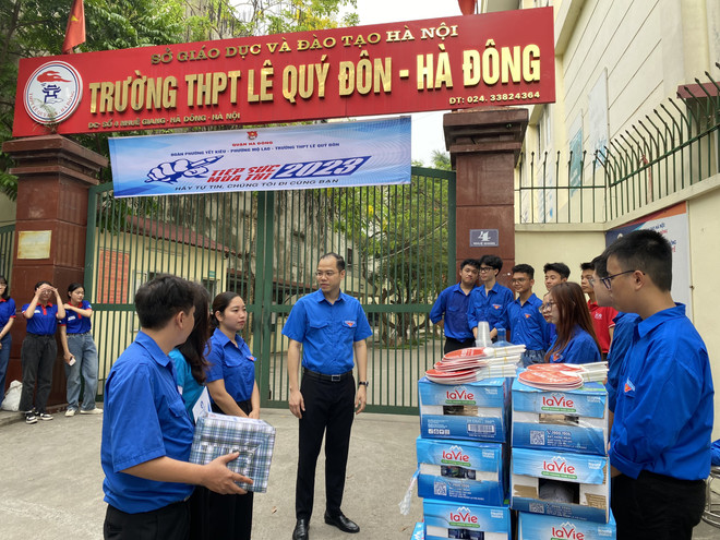 Phó bí thư Thành đoàn, Chủ tịch Hội sinh viên Việt Nam thành phố Hà Nội Nguyễn Tiến Hưng thăm hỏi, động viên đội hình tiếp sức mùa thi. (Ảnh: PV/Vietnam+) Tuổi trẻ Thủ đô ra quân tiếp sức cho các sỹ tử trong kỳ thi vào lớp 10 ảnh 1