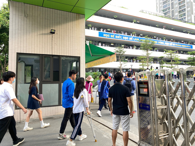 Tình nguyên viên hỗ trợ thí sinh bị thương ở chân vào điểm thi. (Ảnh: PV/Vietnam+) Tuổi trẻ Thủ đô ra quân tiếp sức cho các sỹ tử trong kỳ thi vào lớp 10 ảnh 3