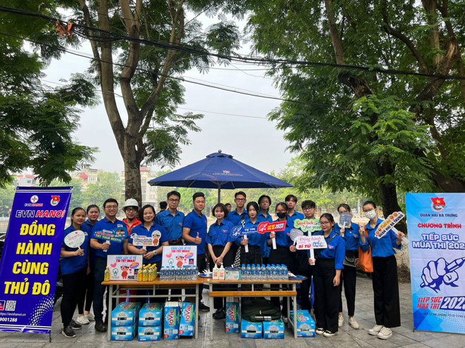 Thanh niên Tập đoàn Điện lực Việt Nam (EVN) đồng hành cùng các sỹ tử trong kỳ thi vào lớp 10. (Ảnh: PV/Vietnam+) Tuổi trẻ Thủ đô ra quân tiếp sức cho các sỹ tử trong kỳ thi vào lớp 10 ảnh 4