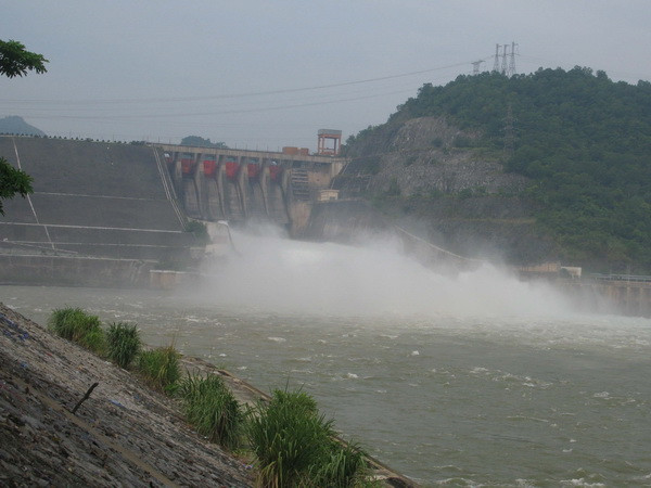Thủy điện Hòa Bình xả cửa đáy số 3 và diễn tập xả lũ khẩn cấp ảnh 1