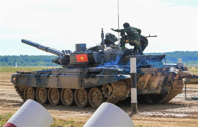 Tại Hội thao năm nay, các kíp xe phải tự lắp đặt súng máy để thực hiện các bài bắn bia mô phỏng trực thăng và mục tiêu bia chống tăng. (Ảnh: Duy Trinh/TTXVN) Army Games 2022: Kíp số 2 Đội tuyển xe tăng Việt Nam hạ 4/5 mục tiêu ảnh 1