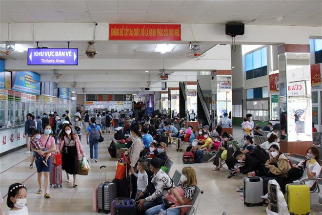 Hành khách tại Bến xe miền Đông tại TP Hồ Chí Minh. (Ảnh: Tiến Lực/TTXVN) TP.HCM: Ngành vận tải lên phương án phục vụ hành khách dịp Quốc khánh ảnh 1