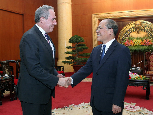 Chủ tịch Quốc hội Nguyễn Sinh Hùng tiếp Đại diện Thương mại Hoa Kỳ ảnh 1