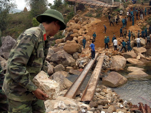 Thông cầu tạm thay thế cầu treo bị sập ở Lai Châu ảnh 1