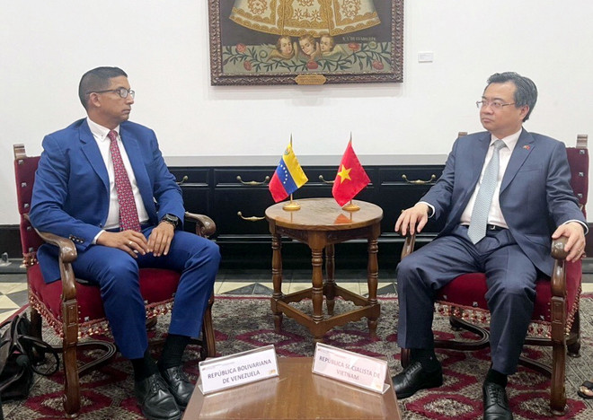 Bộ trưởng Bộ Xây dựng Nguyễn Thanh Nghị hội đàm với Bộ trưởng Dân cư và Nhà ở Venezuela Ildemaro Villarroel. (Ảnh: TTXVN phát) VN-venezuela2.jpg