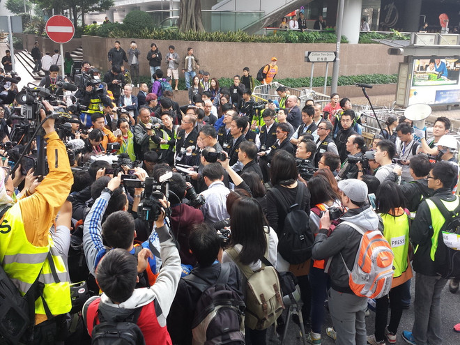 Cảnh sát Hong Kong cho người biểu tình thời gian để giải tán ảnh 1