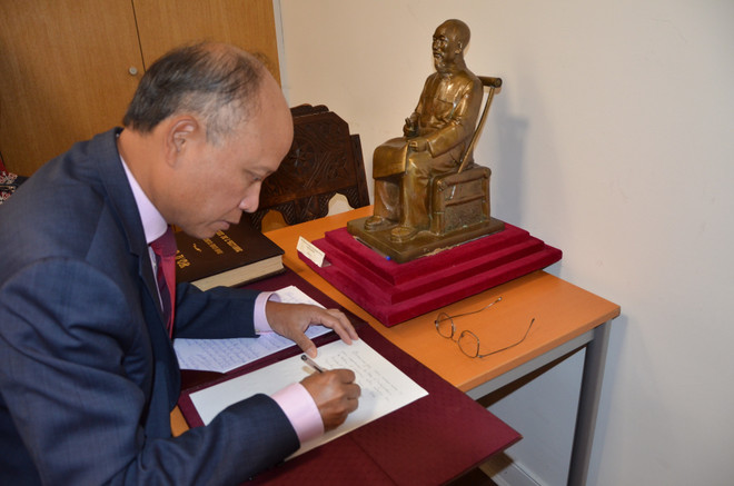 Đại sứ quán Việt Nam tại Pháp tưởng nhớ công lao Chủ tịch Hồ Chí Minh ảnh 3