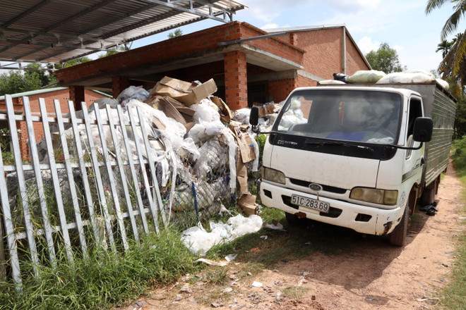Tây Ninh: Bắt quả tang doanh nghiệp đổ chất thải không đúng quy định ảnh 1