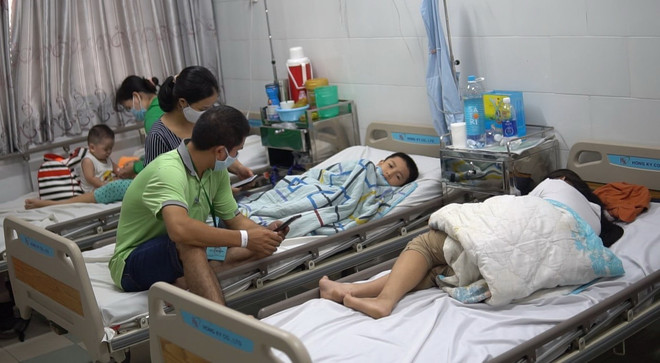 Vụ nghi ngộ độc tại TP.HCM: Thêm nhiều học sinh nhập viện cấp cứu ảnh 1 Vụ nghi ngộ độc tại TP.HCM: Thêm nhiều học sinh nhập viện cấp cứu ảnh 1