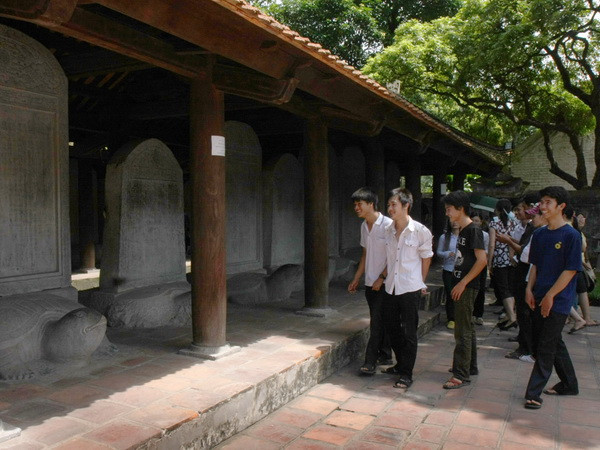 Hạn chế hành vi gây phản cảm liên quan đến bia tiến sỹ ở Văn Miếu ảnh 1