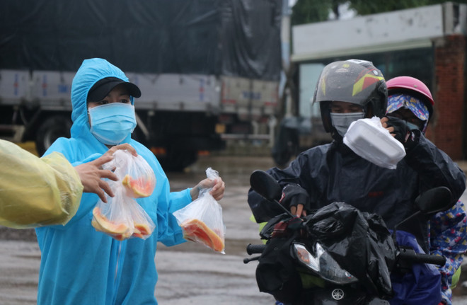 Đà Nẵng, Quảng Bình và Phú Yên hỗ trợ người dân từ phía Nam về quê ảnh 2