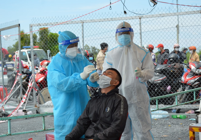 COVID-19: Ấm áp nghĩa tình đồng bào trên hành trình hồi hương ảnh 2