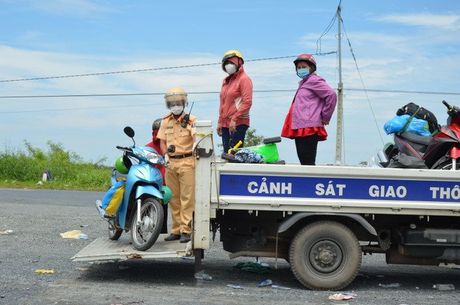 COVID-19: Ấm áp nghĩa tình đồng bào trên hành trình hồi hương ảnh 1