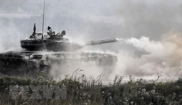 Xe tăng T-90 của Nga trong một cuộc diễn tập tại khu vực ngoại ô Moskva. (Nguồn: AFP/TTXVN) Nga chế tạo loại đạn pháo mới cho xe tăng T-72 và T-90 Mango-M ảnh 1