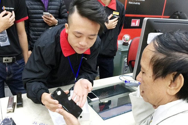 Ông Trần Long (70 tuổi ở Hà Nội) là một trong những khách hàng đầu tiên mua hàng tại FPT Shop Thái Hà. (Ảnh: T.H/Vietnam+) iPhone 7, iPhone 7S chính hãng đến tay người tiêu dùng Việt Nam ảnh 3