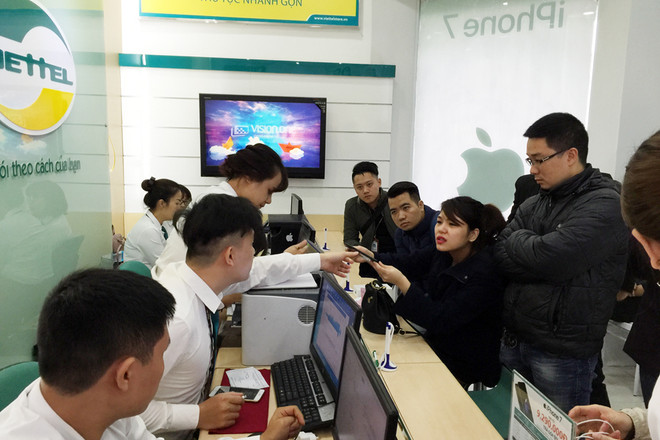 Khá đông khách hàng đến nhận máy tại Viettel Store Thái Hà. (Ảnh: T.H/Vietnam+) iPhone 7, iPhone 7S chính hãng đến tay người tiêu dùng Việt Nam ảnh 2