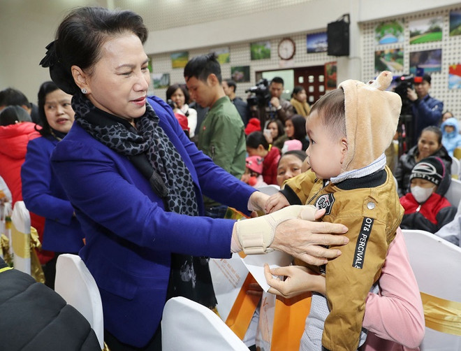 Chủ tịch Quốc hội thăm và trao quà Tết tặng bệnh nhi ung thư ảnh 1