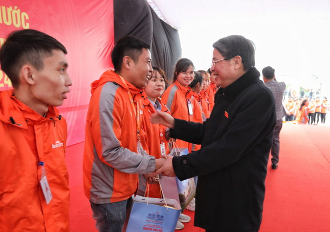 Pho Chu tich QH tang qua2.jpg