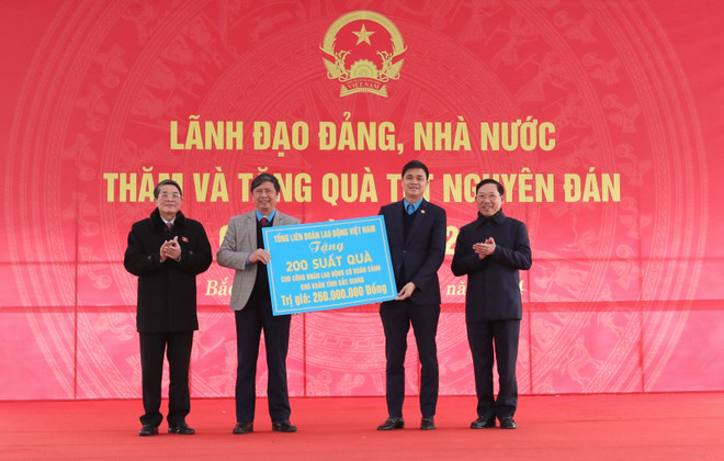 Pho Chu tich QH tang qua3.jpeg