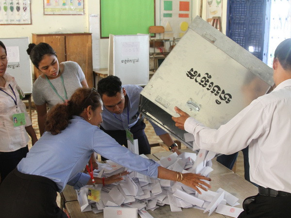 Fresh News: Đảng của Thủ tướng Hun Sen thắng trong bầu cử xã phường ảnh 1