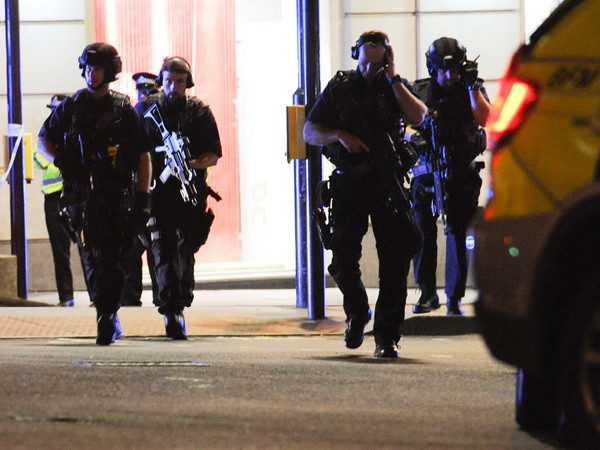 Cảnh sát bắt 12 đối tượng tình nghi trong vụ khủng bố tại London ảnh 1