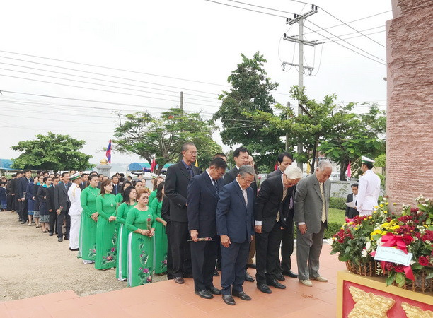 Lễ dâng hương kỷ niệm 128 năm ngày sinh Chủ tịch Hồ Chí Minh tại Lào ảnh 1