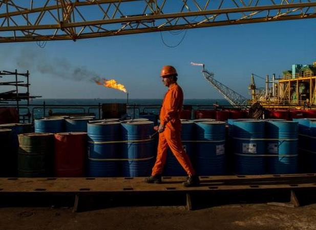 Dầu thô tăng giá sau khi Iran bắt giữ một tàu buôn lậu nhiên liệu ảnh 1