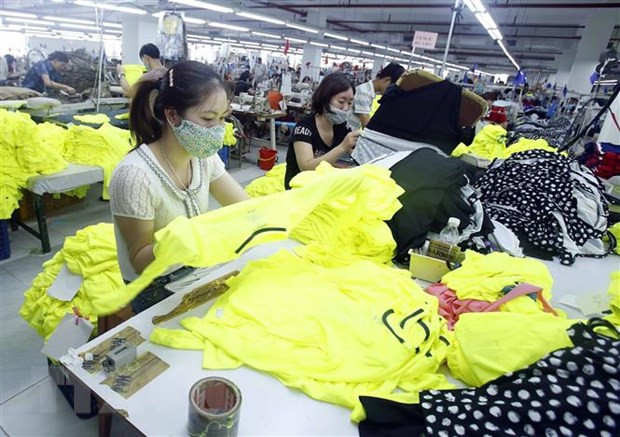 Sản xuất sản phẩm may mặc xuất khẩu. (Nguồn: TTXVN) Đầu tư nước ngoài: Chọn dự án dịch chuyển có công nghệ tiên tiến ảnh 1
