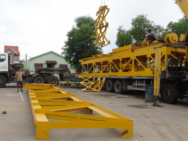 Buộc hạ tải xe chở hàng quá khổ, quá tải trên Quốc lộ 1A ảnh 1